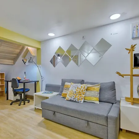Charming Old Town Apartment *